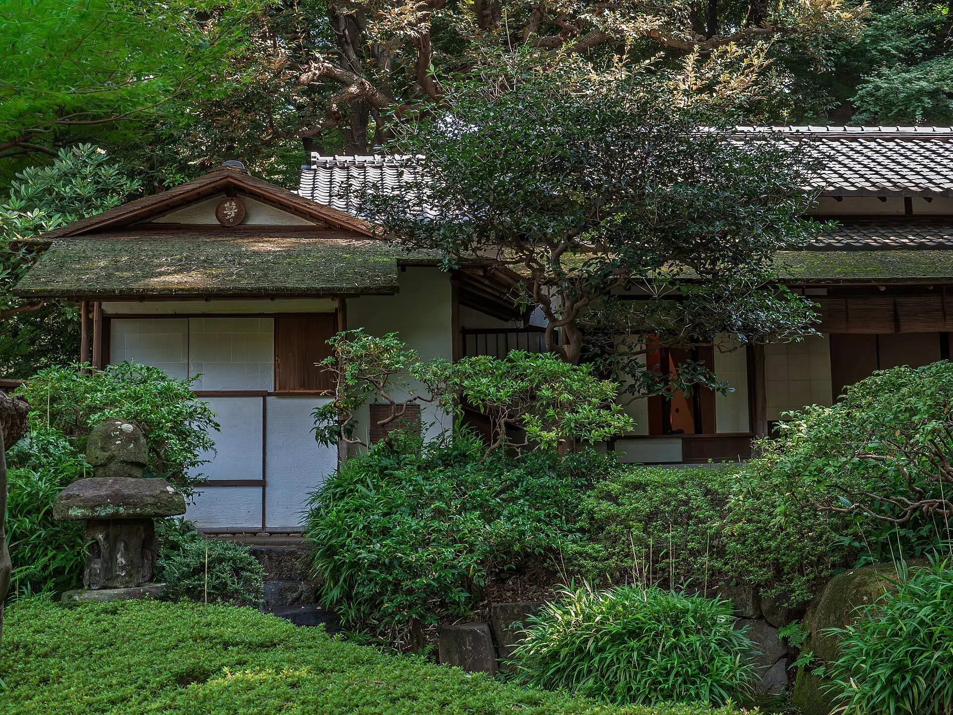 八芳園の庭園の茶室