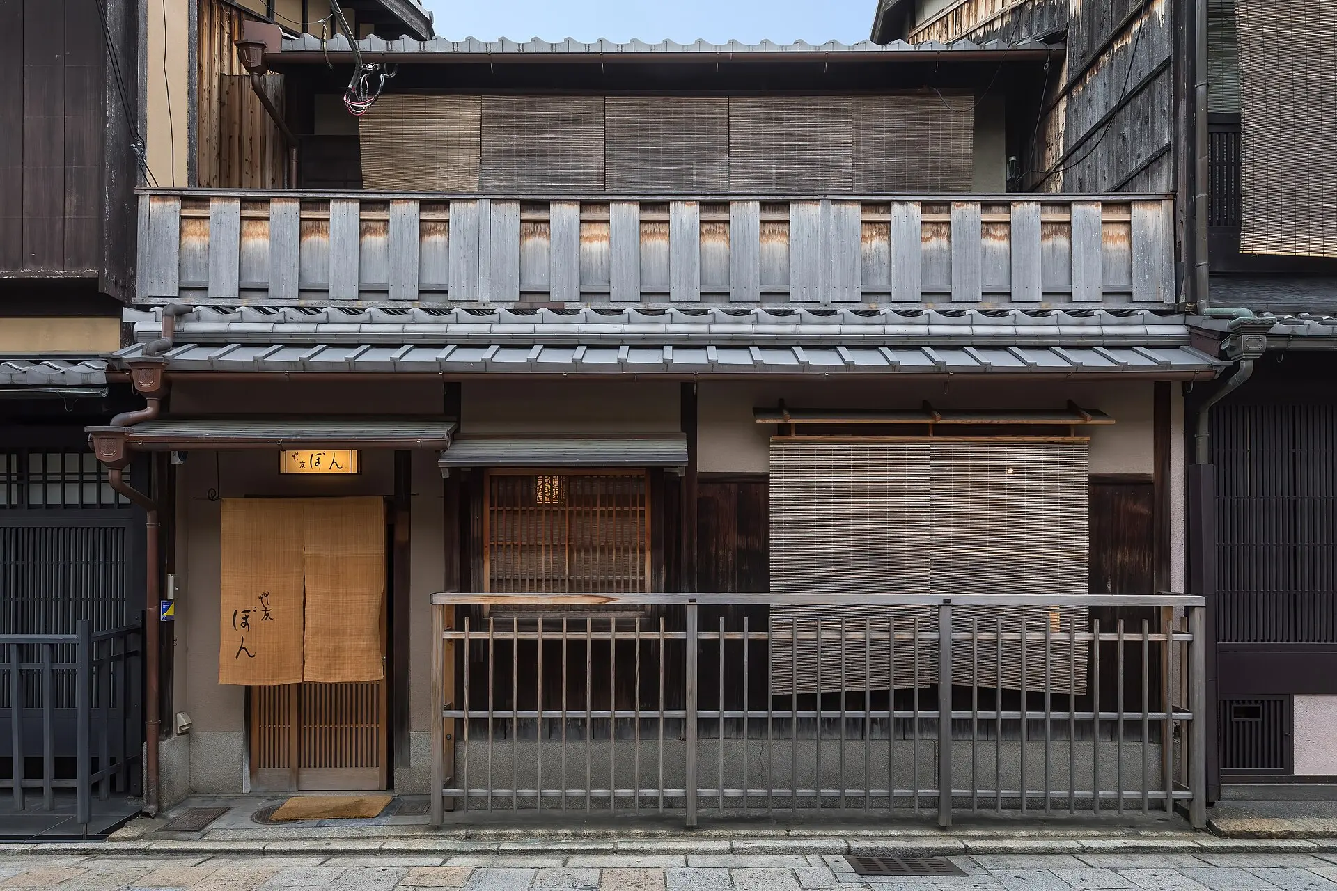 祇園新橋通、簾と木の手摺の町家