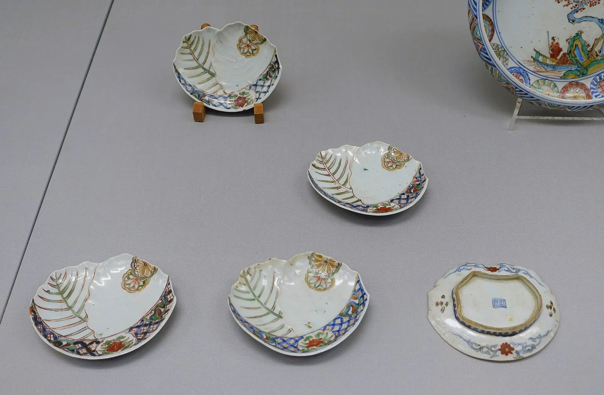 木の葉形の伊万里焼向付（江戸時代、東京国立博物館）