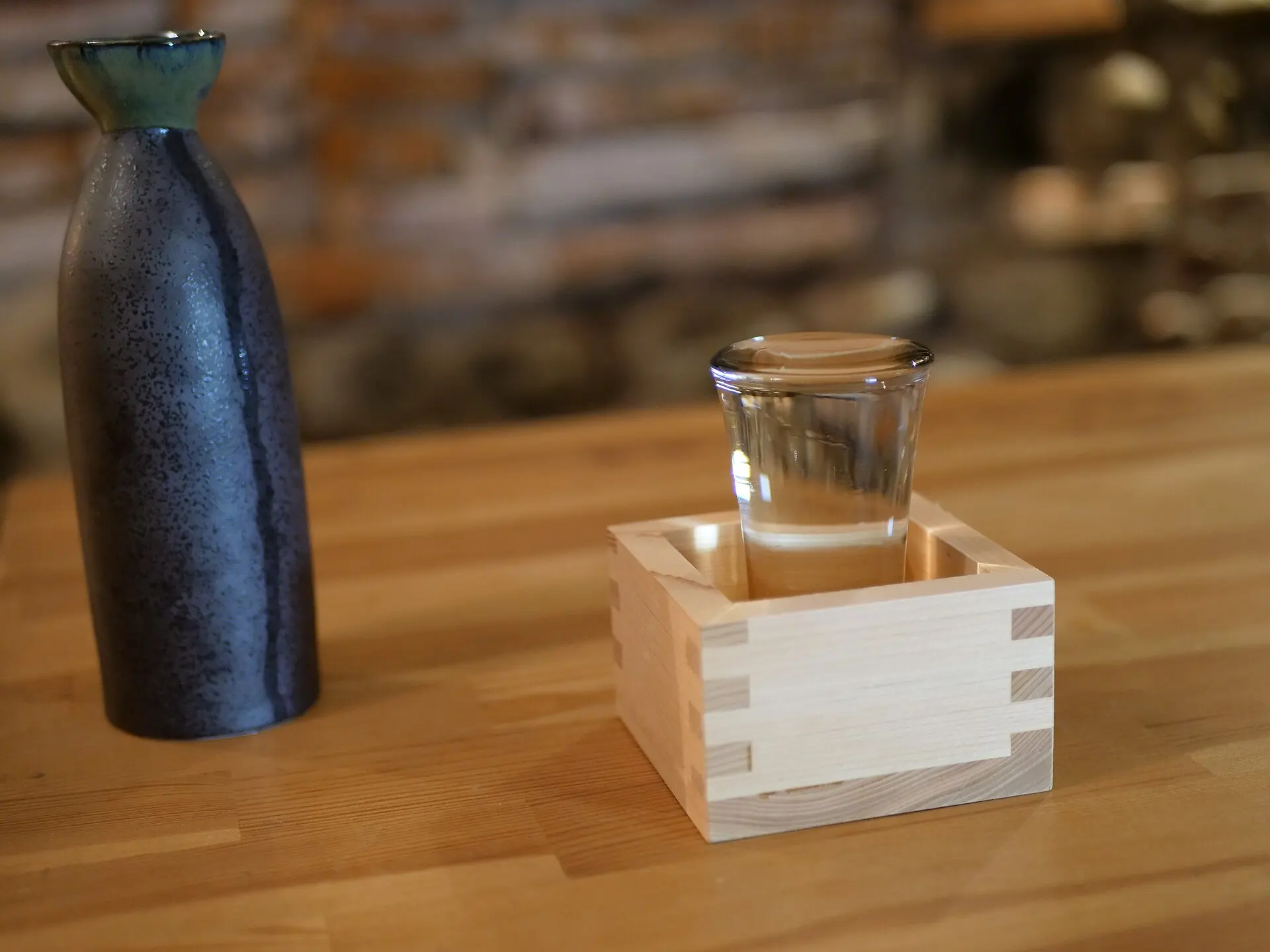 枡に入れた日本酒のグラスと徳利