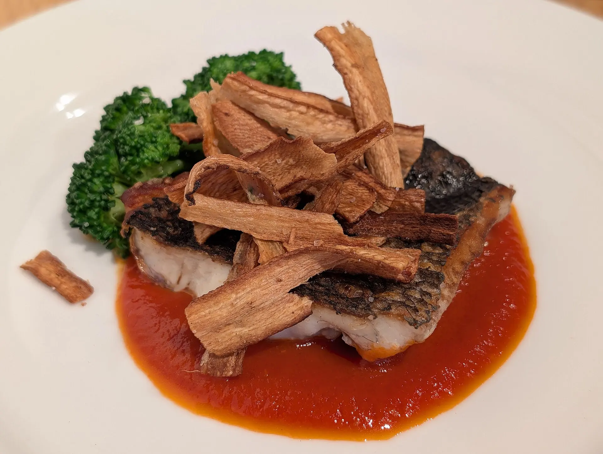 東京のフレンチで供された魚と牛蒡の一皿