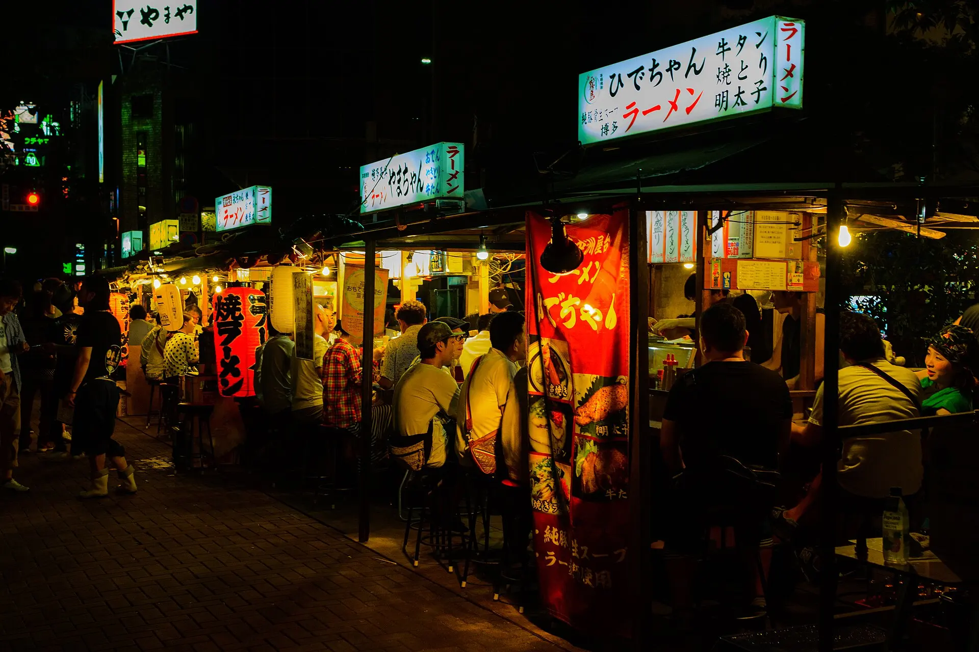 夜の中洲、川沿いの屋台
