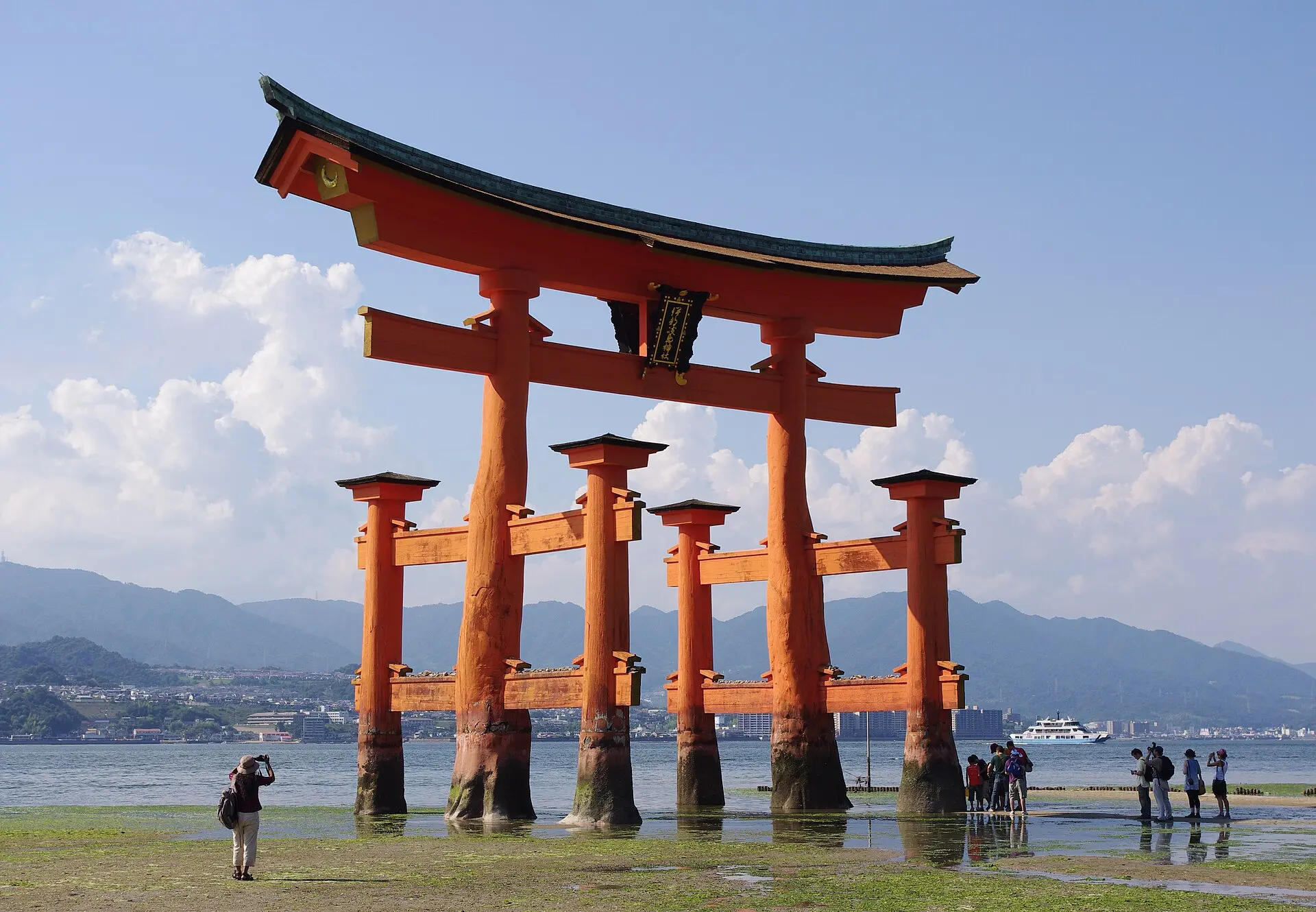 干潮時の厳島神社大鳥居