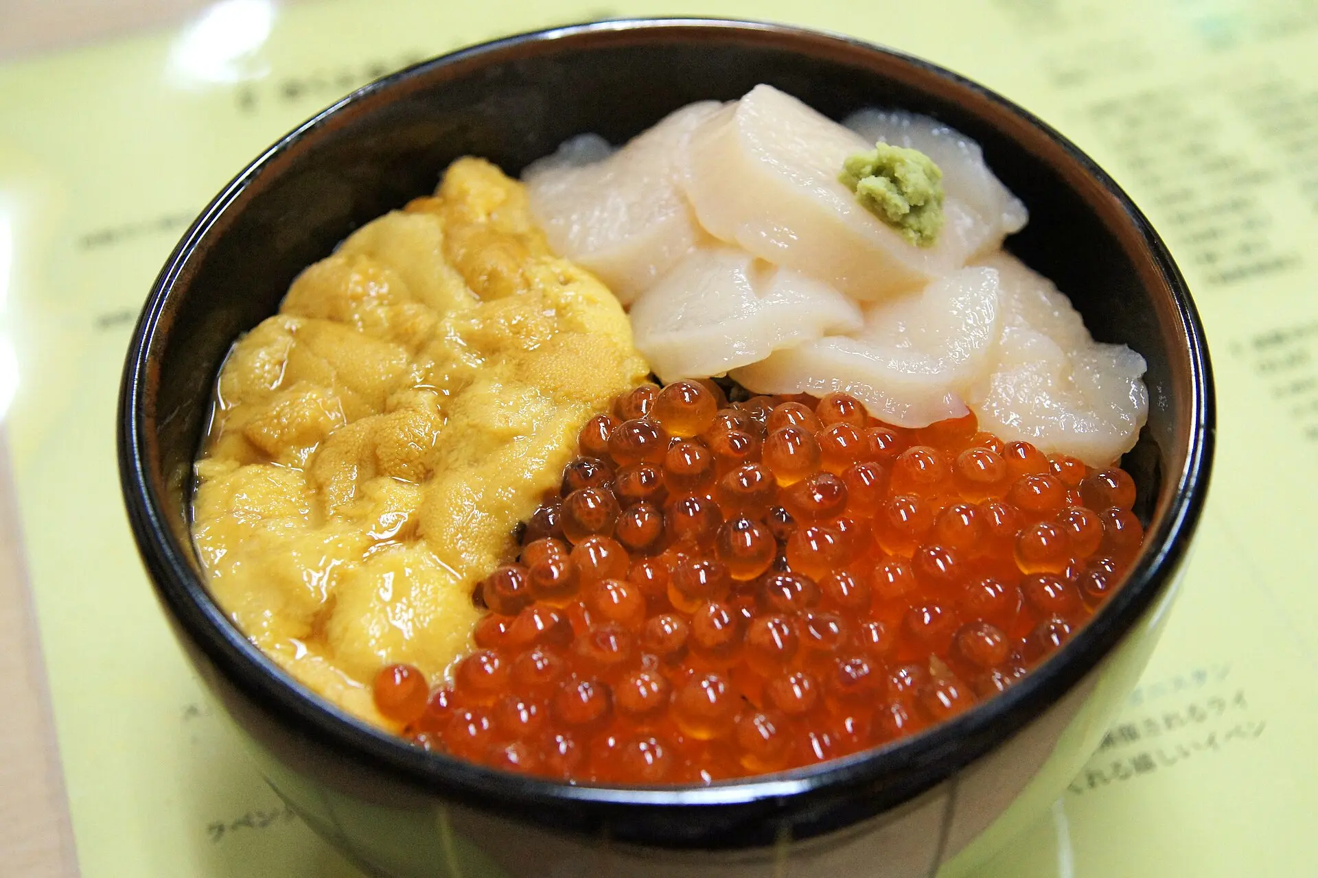 函館朝市の海鮮丼