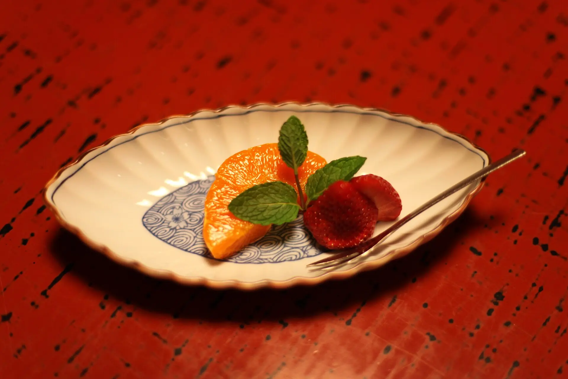京都・柊家の会席の水菓子(せとか、苺、ミント)