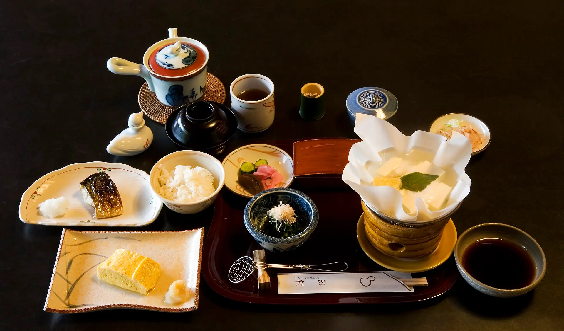 京都・玉半旅館の朝食(焼き鯖、だし巻き、ご飯と小鉢)