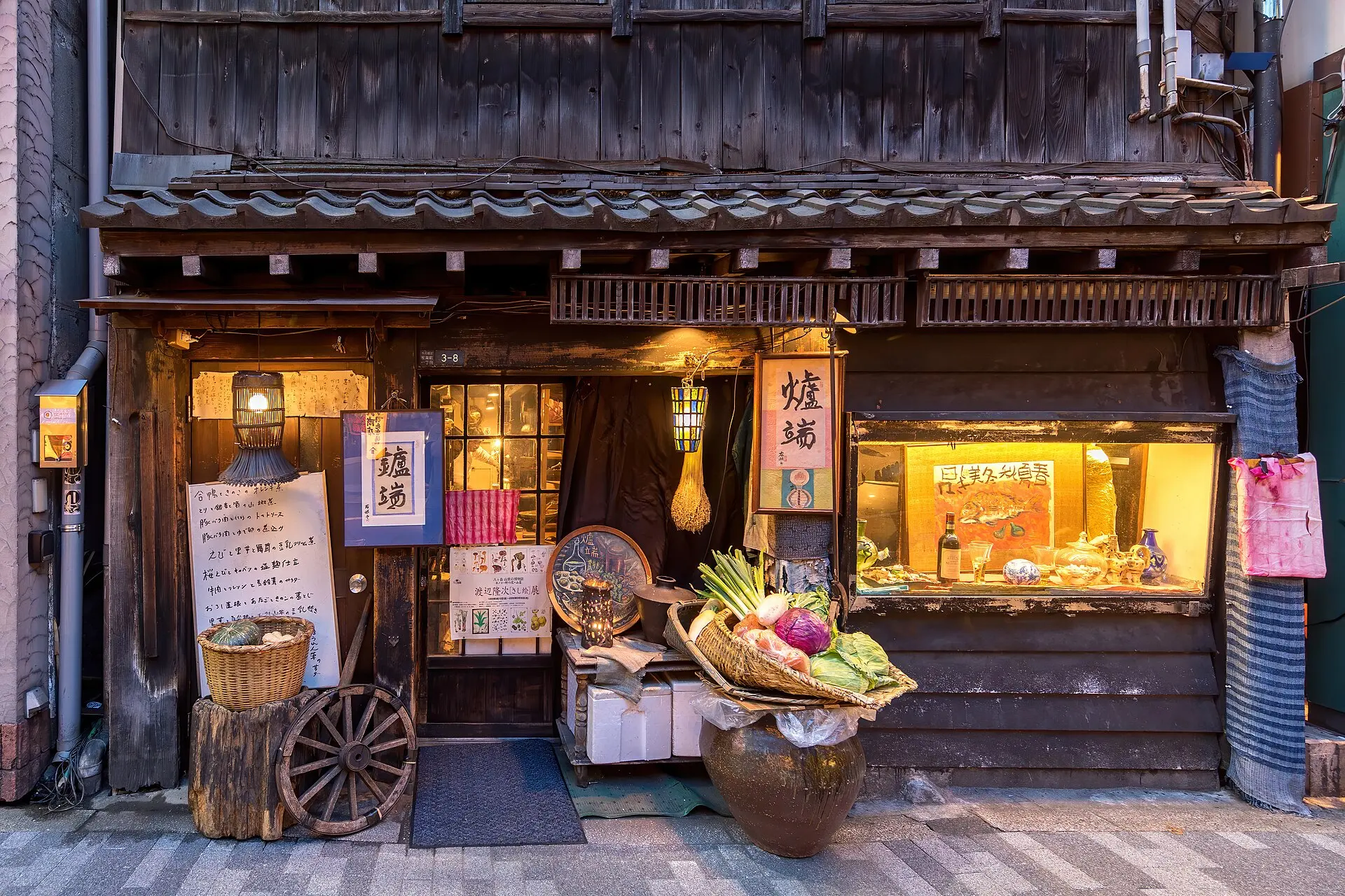 有楽町、店先に野菜籠を並べた夜の料理店