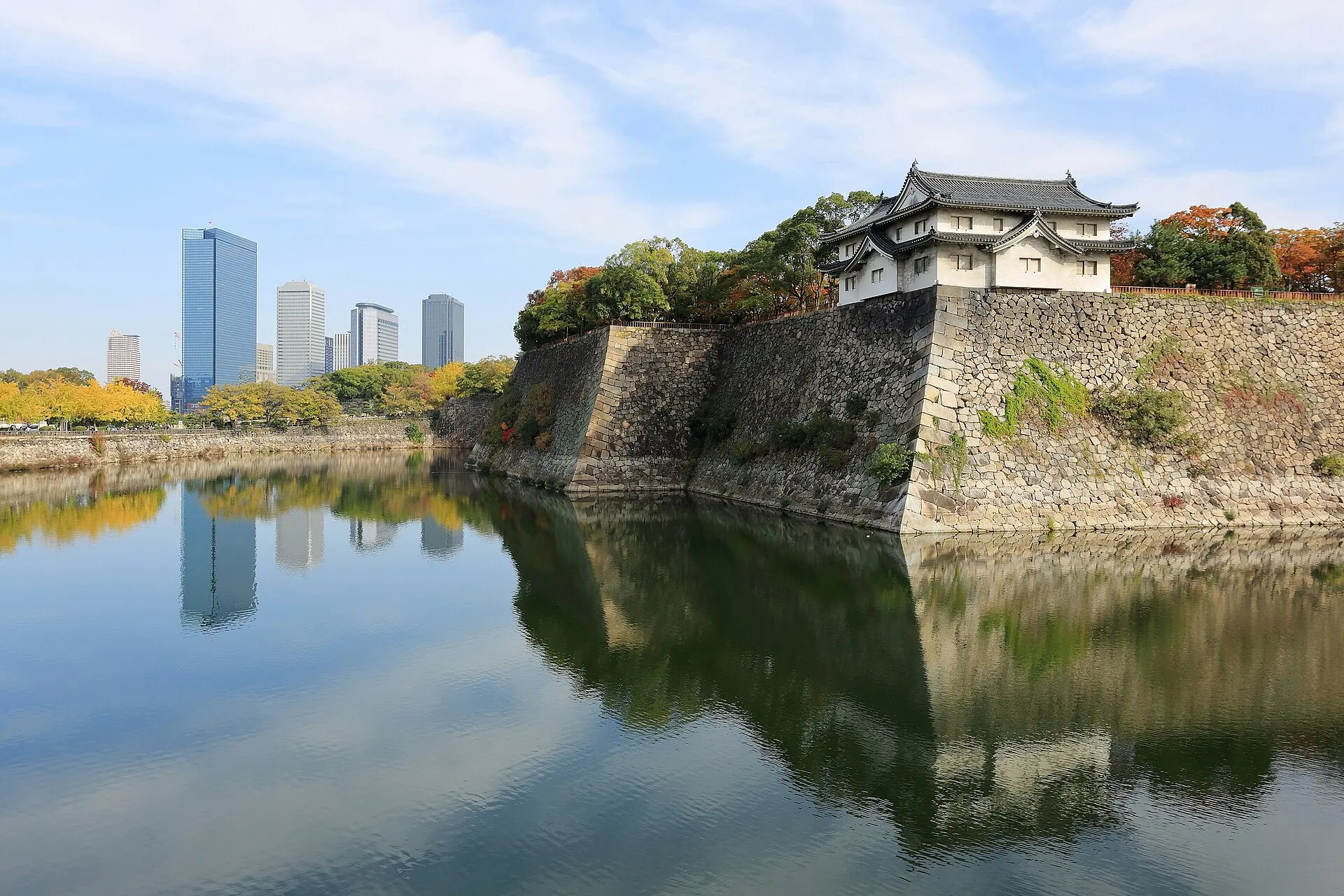 大阪城外堀・乾櫓とOBPのスカイライン