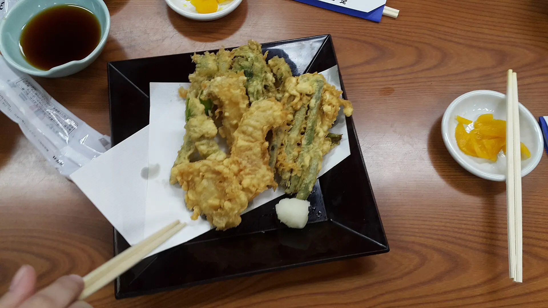 浅草の店の野菜天ぷら盛り合わせ