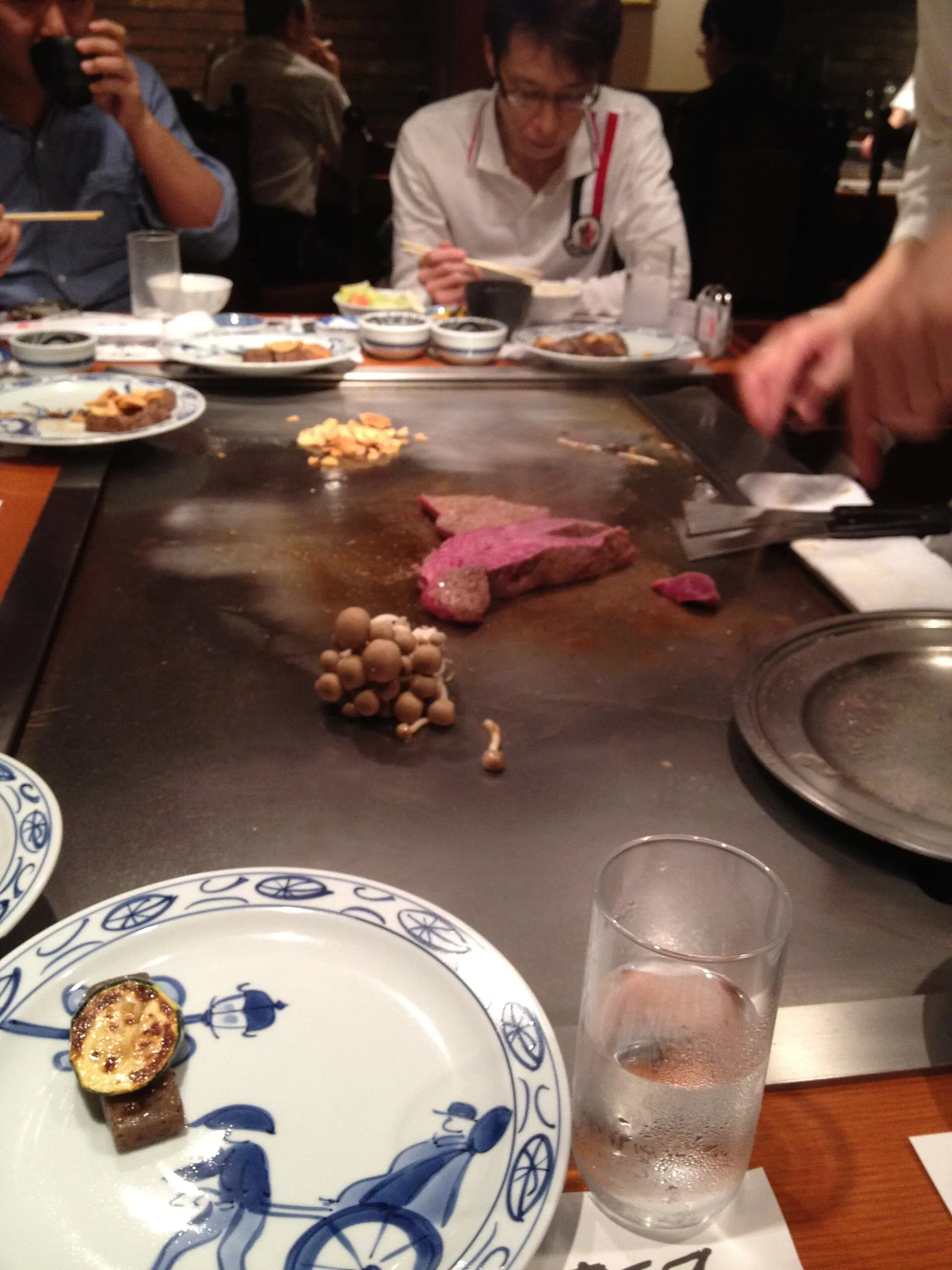 鉄板で焼き上げる神戸ビーフ