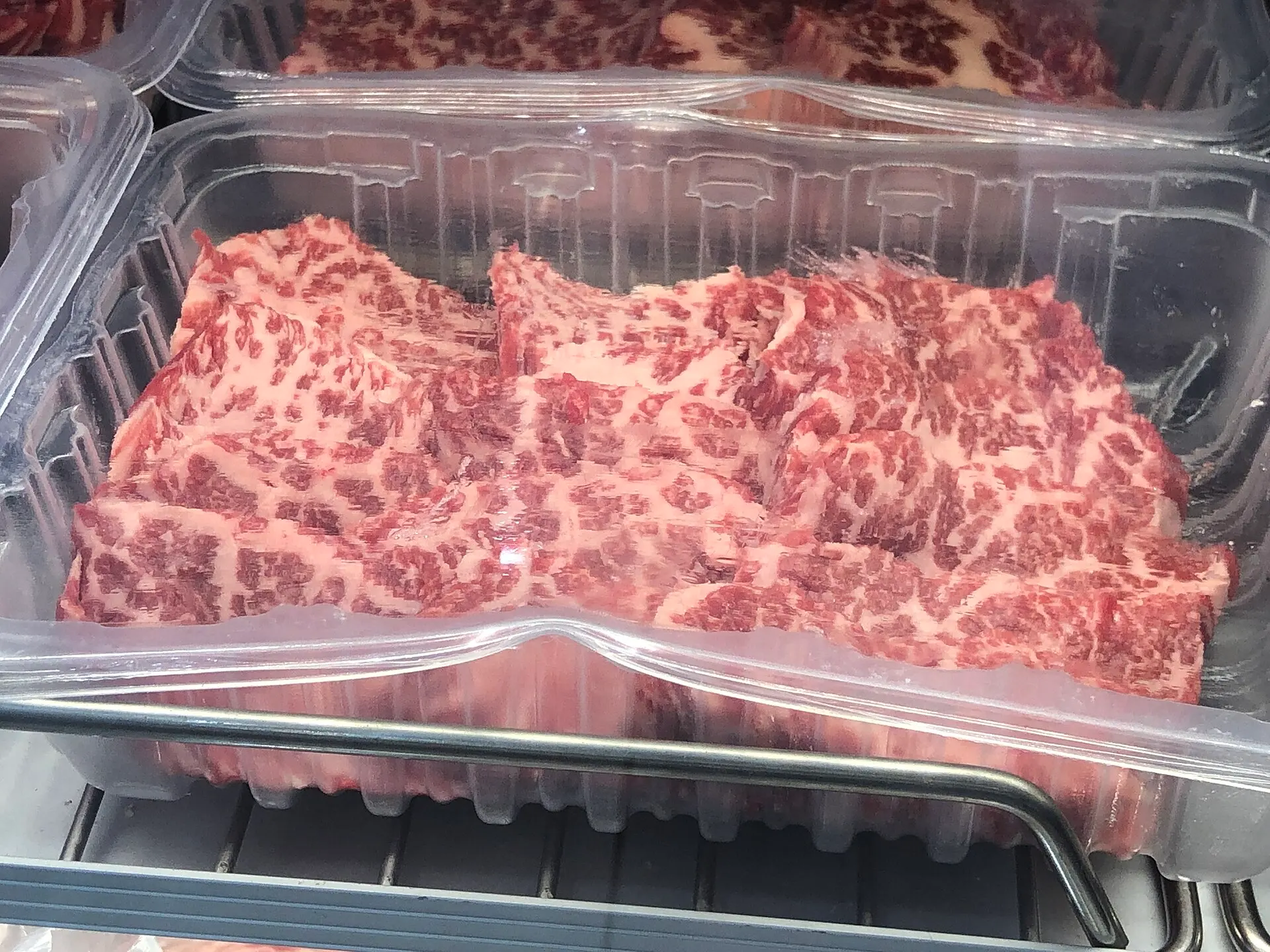 焼肉用の霜降り和牛(BMS 8–9)